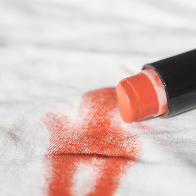 Manchou a roupa com base ou batom? Aprenda o que realmente funciona!