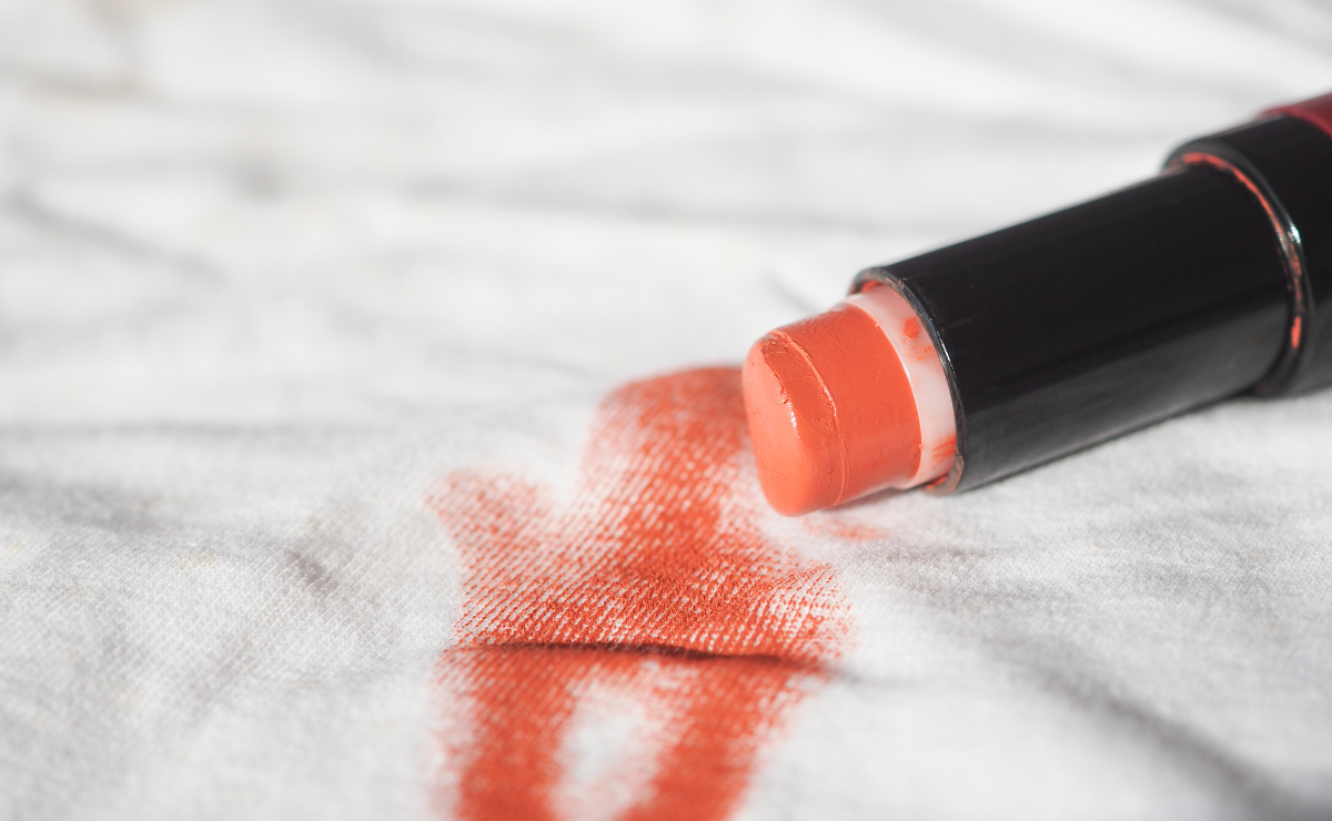Manchou a roupa com base ou batom? Aprenda o que realmente funciona!