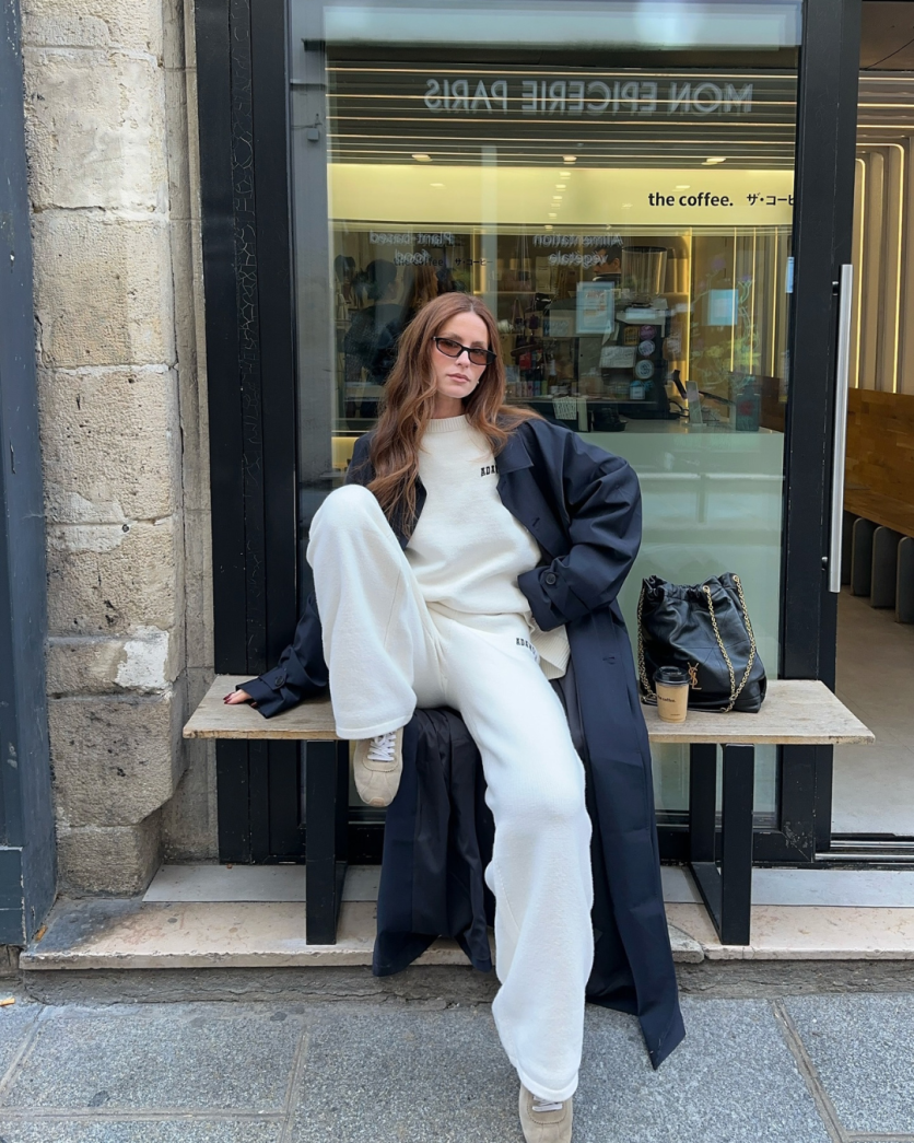 Pessoa com visual comfy chic que une estilo, conforto e sofisticação.