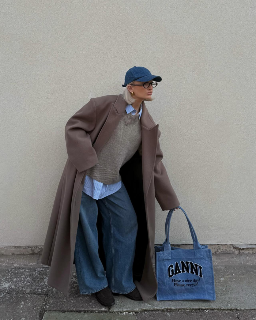 Pessoa usando um look comfy chic em cenário urbano, com visual elegante e confortável.