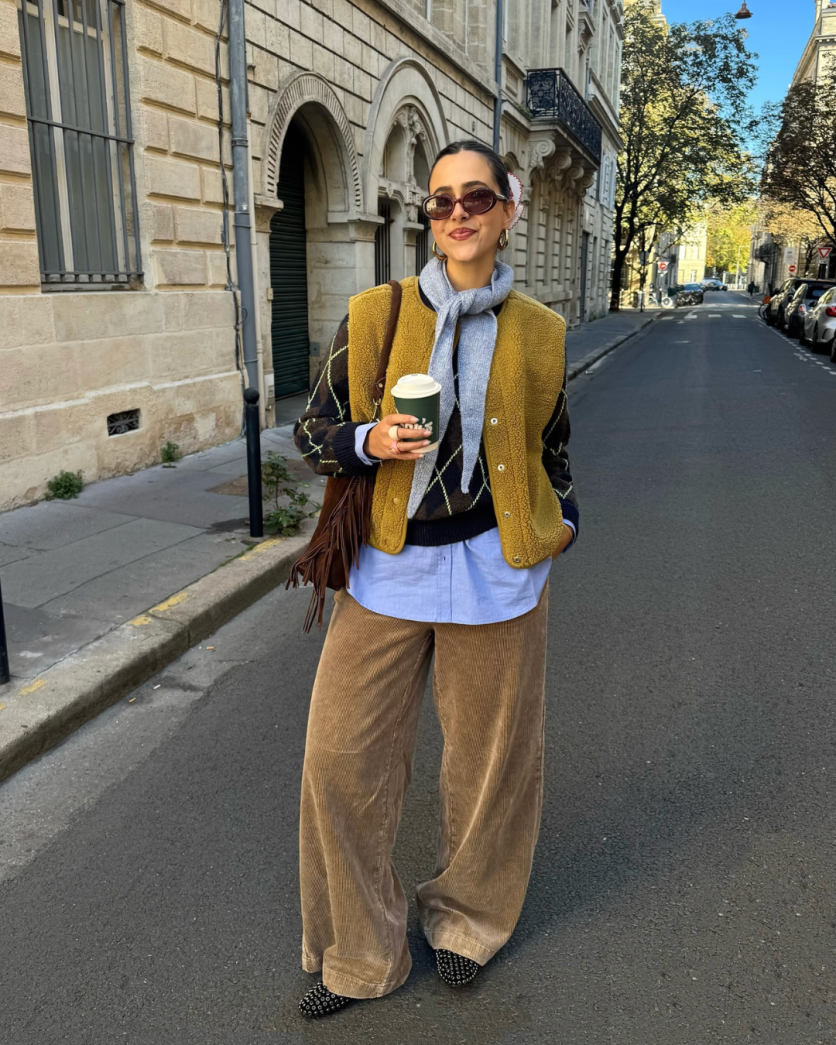 Pessoa exibindo look comfy chic equilibrado entre casual e elegante.