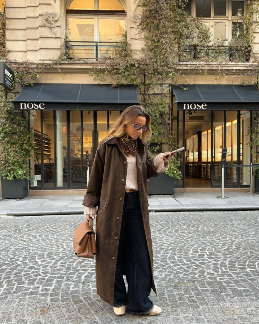 Pessoa com visual comfy chic que une estilo, conforto e sofisticação.