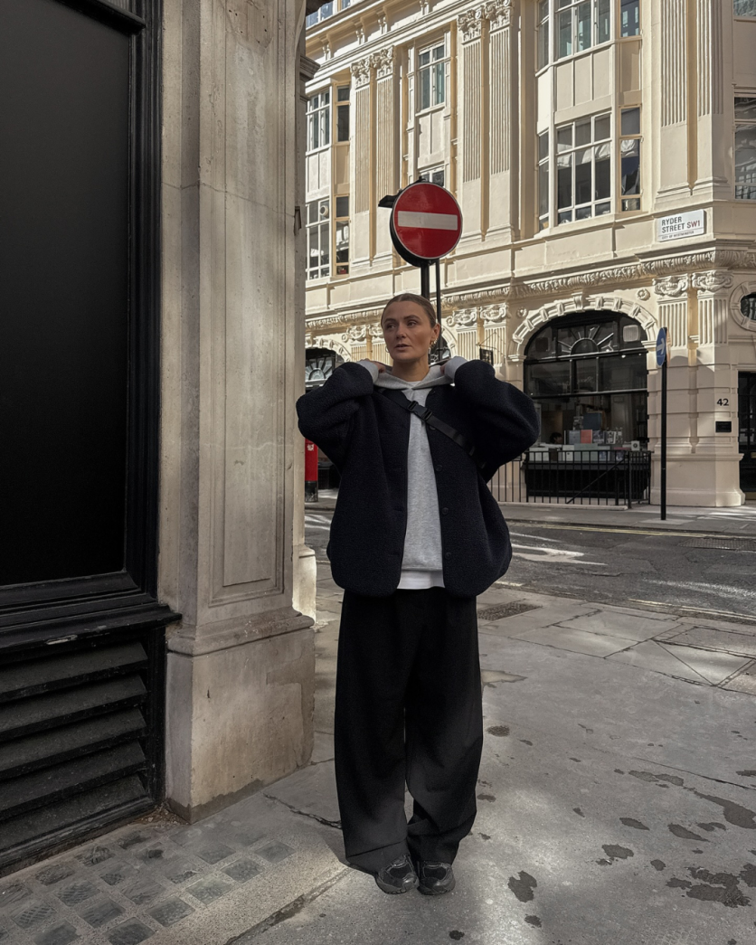 Pessoa com produção comfy chic ideal para o dia a dia.