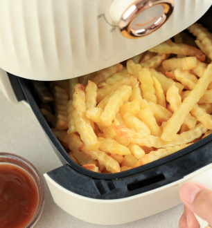 Aprenda o truque que está bombando para limpar a air fryer rapidinho!