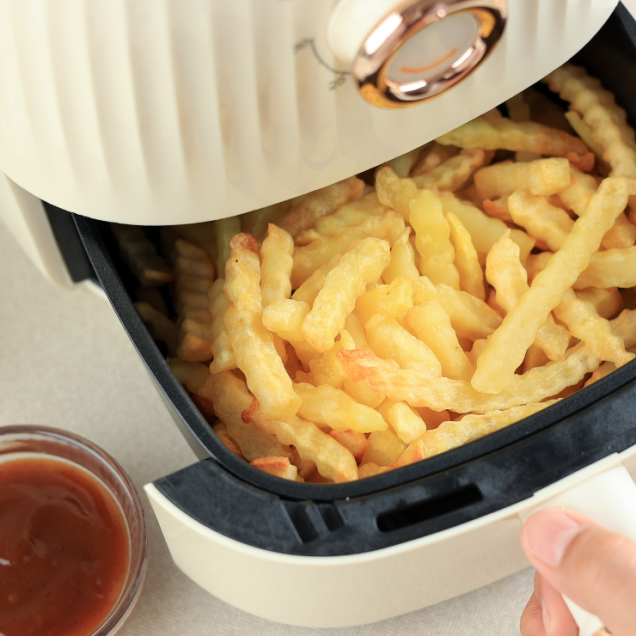 Aprenda o truque que está bombando para limpar a air fryer rapidinho!