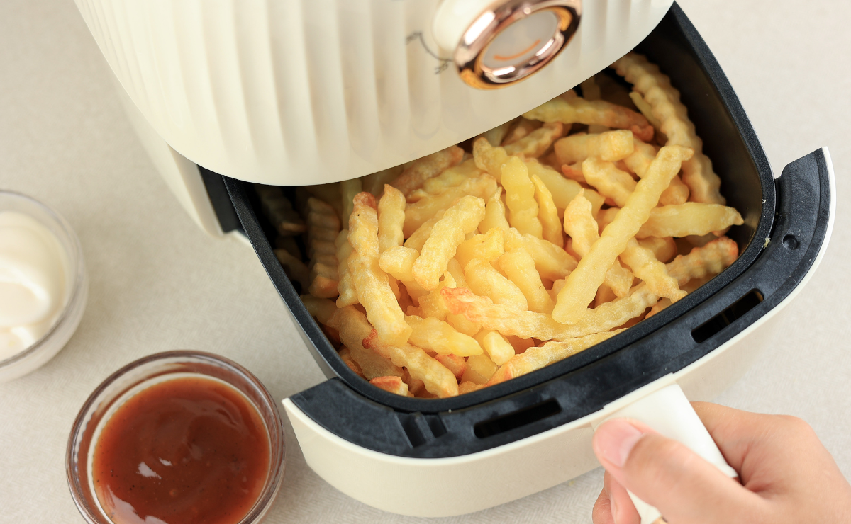 Aprenda o truque que está bombando para limpar a air fryer rapidinho!