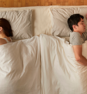 Casais dormindo em camas separadas? Entenda por que o “divórcio do sono” está virando tendência