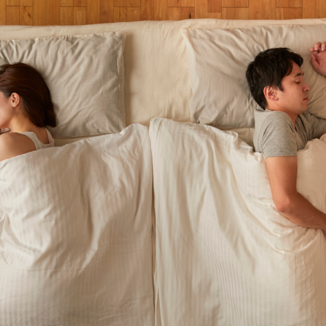 Casais dormindo em camas separadas? Entenda por que o “divórcio do sono” está virando tendência