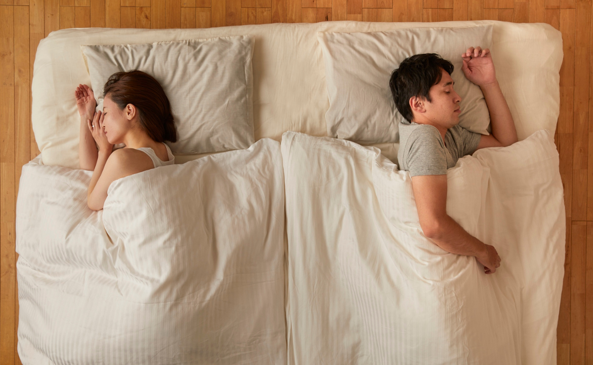 Casais dormindo em camas separadas? Entenda por que o “divórcio do sono” está virando tendência