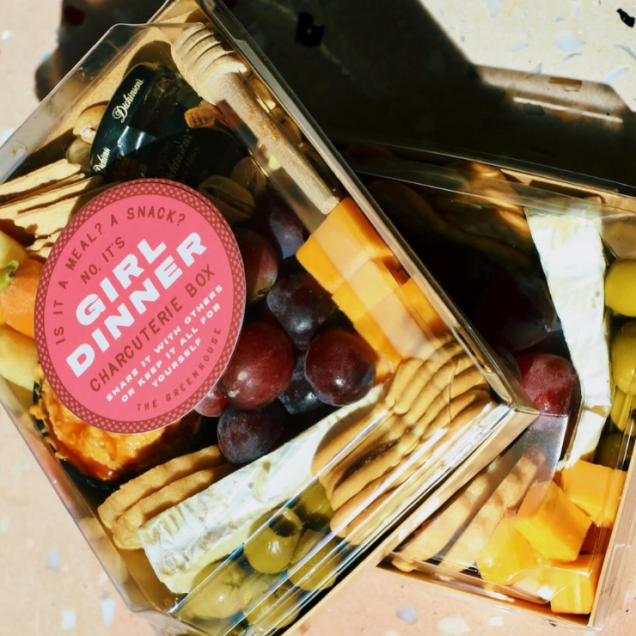 Girl dinner: o jantar simples que virou símbolo de leveza e autenticidade