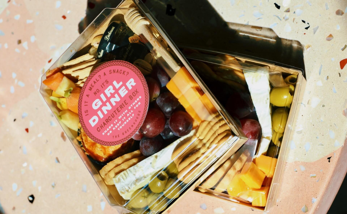 Girl dinner: o jantar simples que virou símbolo de leveza e autenticidade